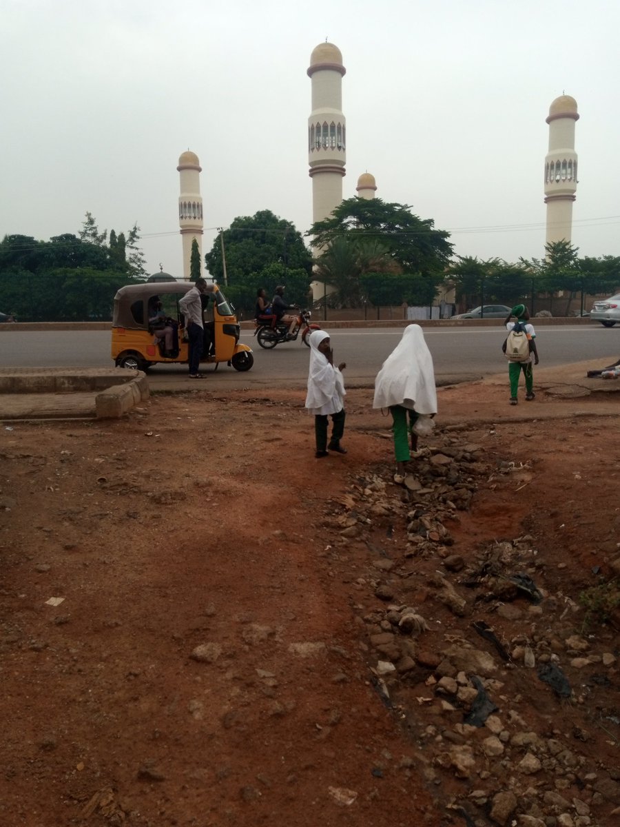 Sarki_sultan's tweet photo. Situation Report. 
Dear @B_ELRUFAI leader. 
People of U/kanawa,U/shanu,used this road for their day to day activities and also for Juma'at prayer,many people are now finding it difficult to access the road most especially Females and old Men, 
Pls sir, consider their request🙏🙏 https://t.co/wdCEzhBvx4
