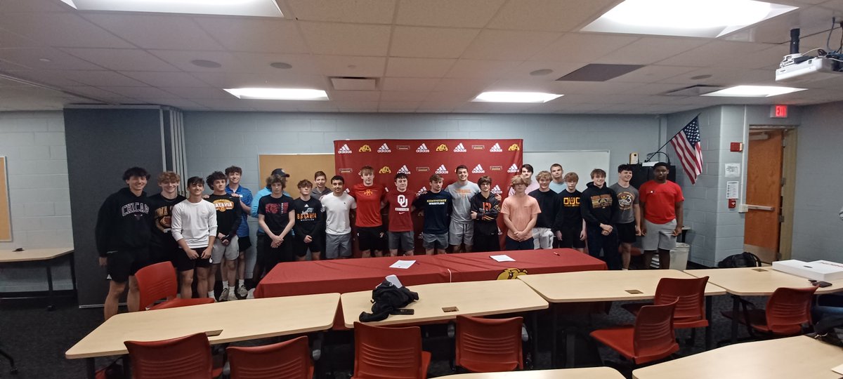 CoachFarwell's tweet image. Congrats Cael and Kaden as they signed to compete at the next level! Excited to the big things that are to come. @Cael_Andrews77 and @kaden_fetterolf have been a big part of @BataviaWrestler.  @OU_Wrestling and @KentStWrestling  got great wrestlers and even better kids!