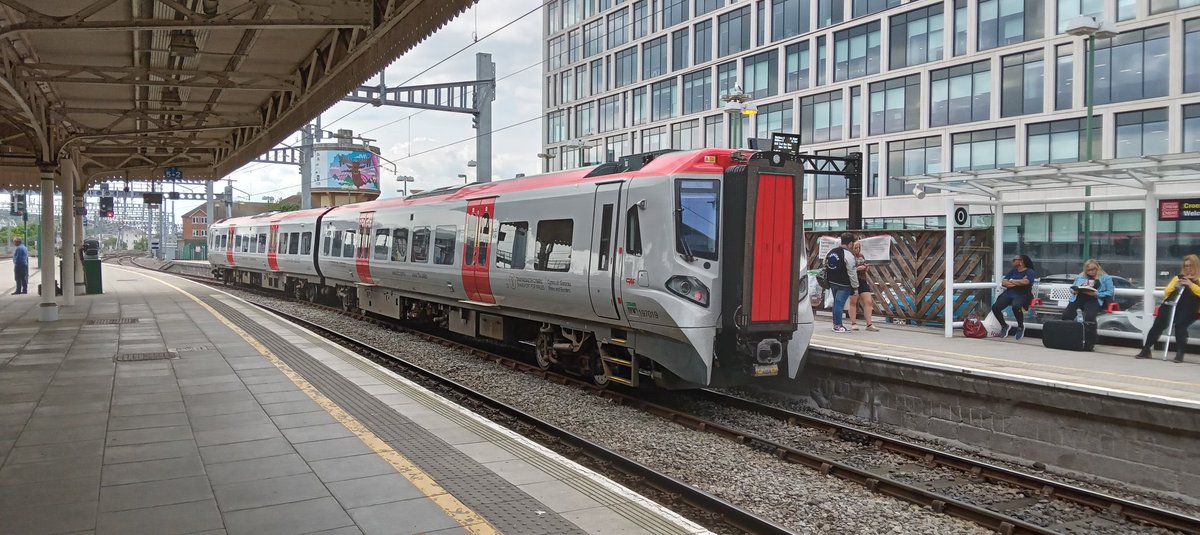 NotYOLOSmh's tweet image. 197019 at platform 0 at Cardiff Central, assuming on test or driver training 

#Class197 @tfwrail