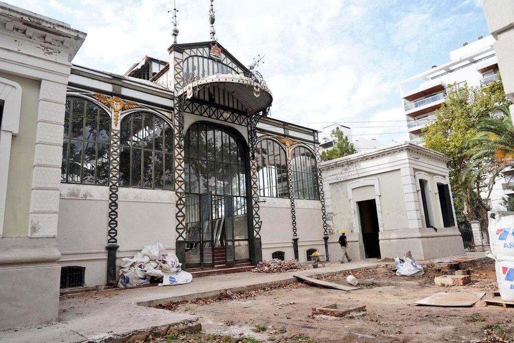 MartinLlaryora's tweet photo. El emblemático Centro Cultural General Paz por mucho tiempo padeció la falta de mantenimiento, lo que llevó a este edificio de gran valor arquitectónico a un avanzado deterioro. No podíamos dejarlo así, luego de reparar sus techos y muros comenzó la colocación de vidrios. https://t.co/w9ou7A3YJX