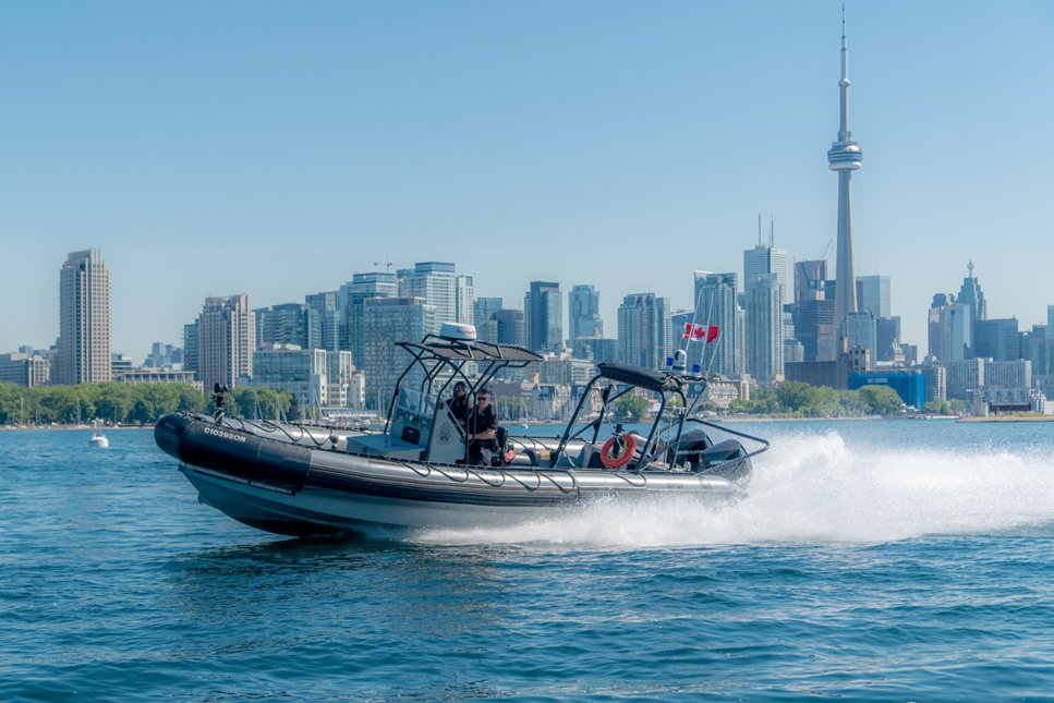 Safe Boating Awareness Week is happening from May 20-26. Officers will be on the water checking for safety equipment on board and speeding. 
Learn about boating safety tips so every trip is a round trip: youtu.be/PQYS_RON-zY
TPS.ca/Water 
#BoatingTips #BoatingSafety