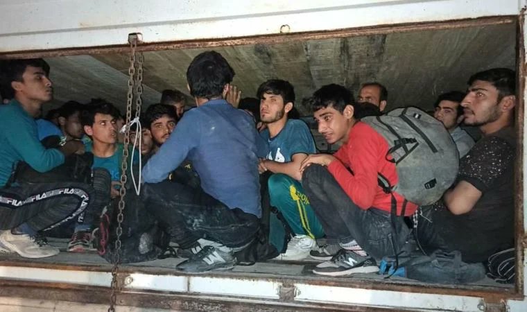 Kaçak göçmenler gitmez ise ne olur?
Buyrun anlatayım

* Birkaç sene sonra nüfus çoğunluğunu elde ederler 
* Sayıca üstün olduklarında cumhurbaşkanını onlar belirler
* Mecliste suriyeli, afgan, pakistanlı sayısı artar
* Cumhurbaşkanı suriye kökenli olabilir ve bunların