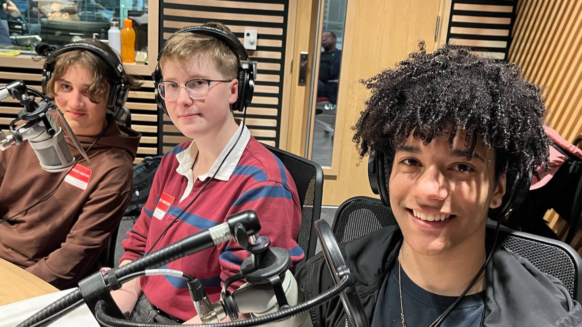 Ce soir de 20h à 22h, ne manquez pas le Combat des livres jeunesse! 📚🥷Pour une 3e année consécutive, 5 jeunes de 14 à 17 ans, de partout au pays, défendent le livre qui a le plus marqué leur adolescence. Détails : rc.ca/SpHyPL