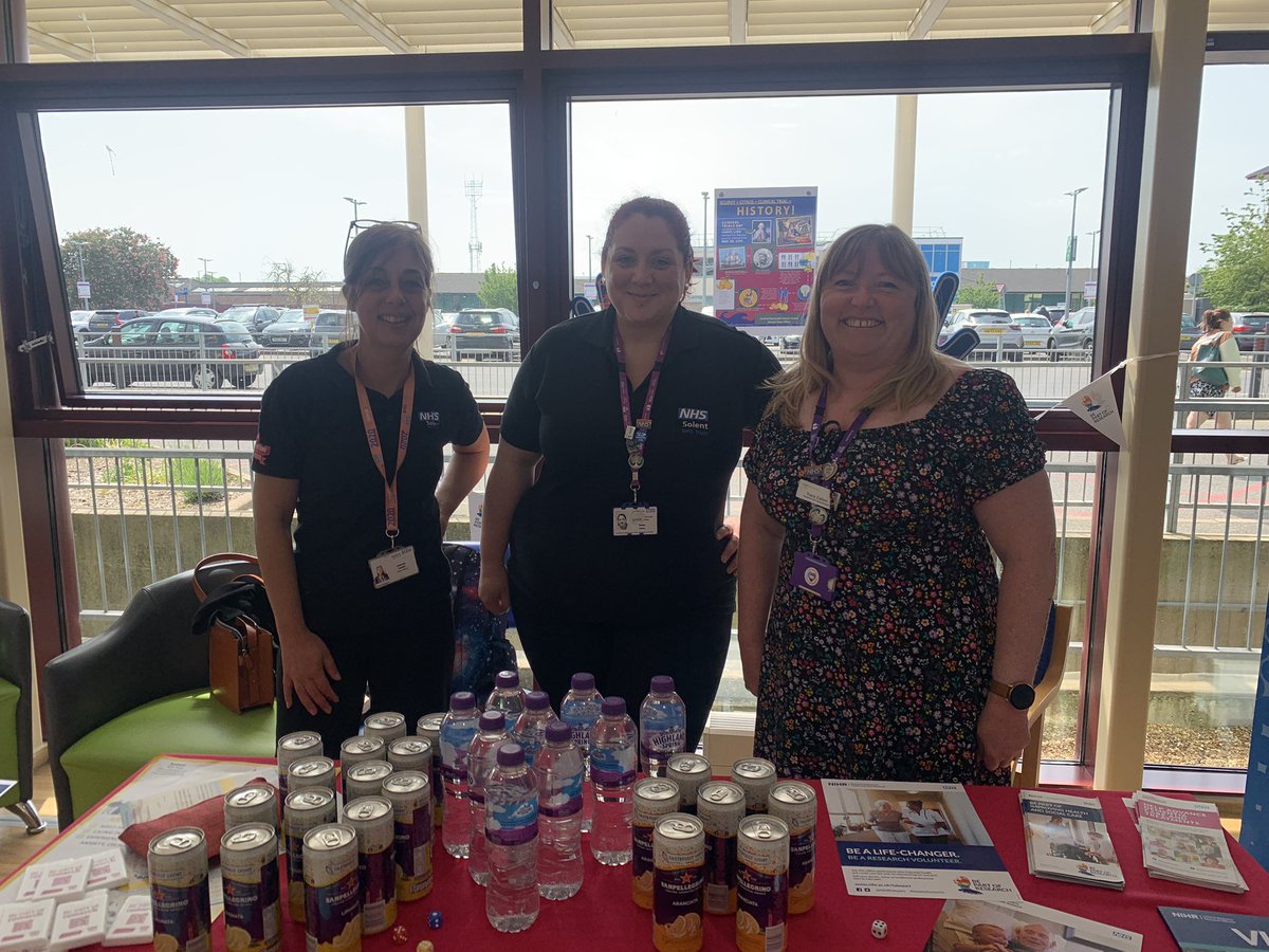 The research gang @solentacademy demomstrating the concept of randomisation in research, with vit c (ish) drinks … essentially it’s like a tombola #BePartOfResearch #ClinicalTrialsDay 🍊🍋