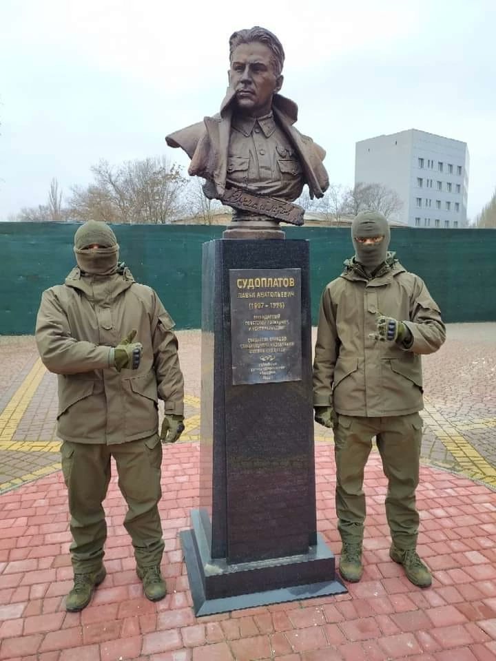 Сербские добровольцы в Мелитополе у памятника Судоплатову, в честь которого и назван батальон...
Враг будет разбит!... Победа будет за нами!...
