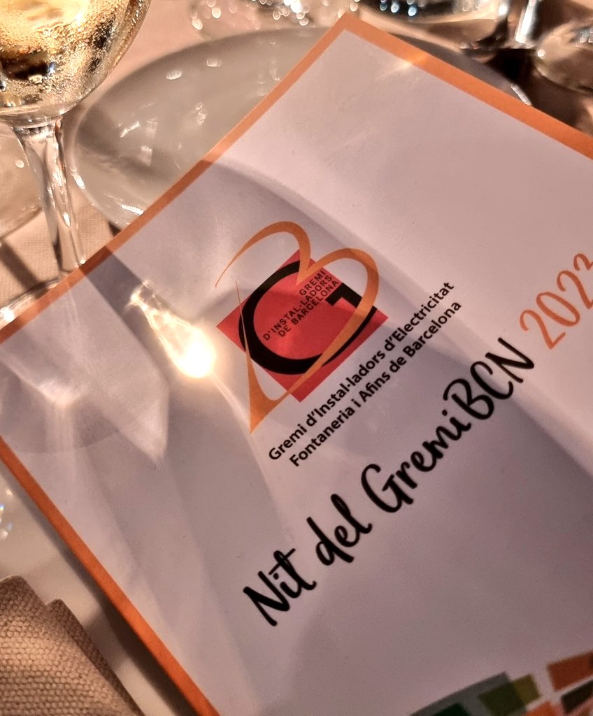fpvirolai's tweet photo. Celebrem la #NitdelGremiBCN amb @ImmaVedruna, de @VedrunaCat.
Constatem que la #FormacióProfessional és garantia d'un futur brillant! 
Ens cal cobrir llocs de treball de qualitat amb nois i noies ben preparats! Gràcies @Gremi_BCN per créixer amb l'educació excel·lent al costat! https://t.co/VxiTVkpMK1