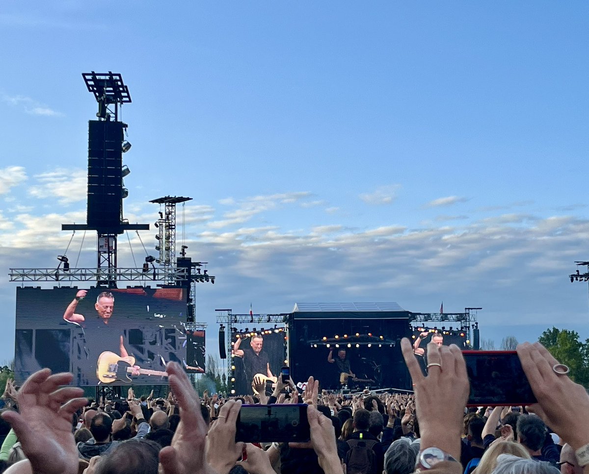 rojoschulz's tweet photo. #Ferrara #Springsteen #theboss #Springsteen2023 #Springsteenontour #SpringsteenTour2023 The best BOSS & the best ESB ever @springsteen @blogitallnight #springsteenferrara https://t.co/IQeo8RVy3a