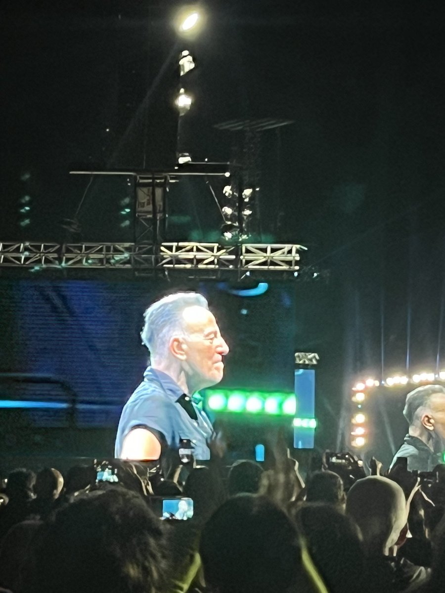 rojoschulz's tweet photo. #Ferrara #Springsteen #theboss #Springsteen2023 #Springsteenontour #SpringsteenTour2023 The best BOSS & the best ESB ever @springsteen @blogitallnight #springsteenferrara https://t.co/IQeo8RVy3a
