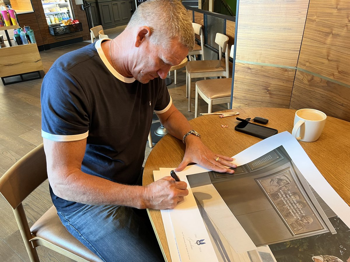 Massive thank you to the awesome <a href="/billingham229b/">Billy Billingham MBE QCB</a> for signing this amazing #SpecialAirService print. The print is being raffled to raise funds for the equally awesome <a href="/AcornsHospice/">Acorns Children's Hospice</a>. Grab a raffle ticket or a few here: stoicevents.co.uk/product/sas-pr…