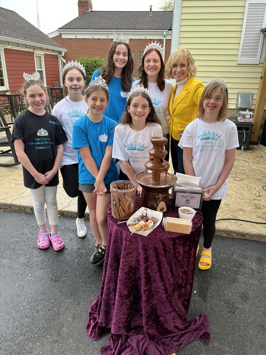 TracyButlerABC7's tweet photo. FINALLY, getting to share some photos of our morning in #LongGrove #ChocolateFest @TanjaBabichABC7 THANK YOU TO our AMAZING CREW behind the scenes! https://t.co/RngoP4tmN6