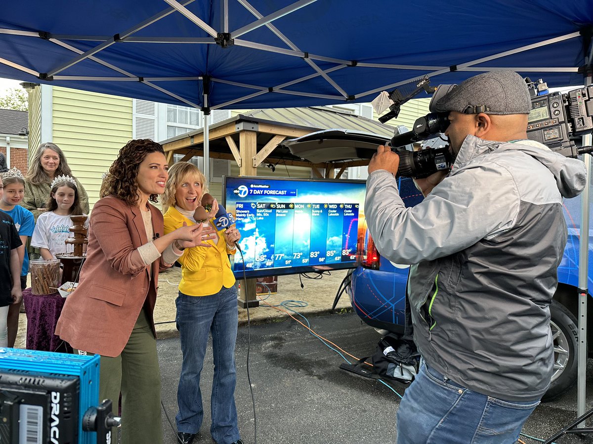 TracyButlerABC7's tweet photo. FINALLY, getting to share some photos of our morning in #LongGrove #ChocolateFest @TanjaBabichABC7 THANK YOU TO our AMAZING CREW behind the scenes! https://t.co/RngoP4tmN6