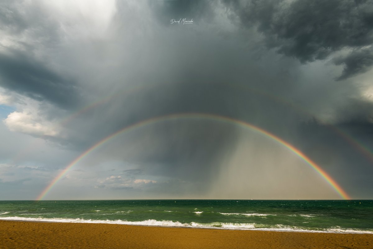 objtormentas's tweet photo. Que gustazo de día de nuevo en  #Malaga 
Rayos, truenos, agua, granizo y para terminar un precioso arco iris https://t.co/NLePuoOBZp