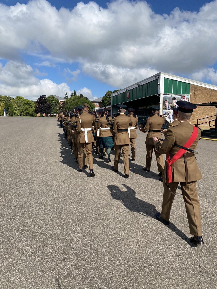 ITC_Catterick's tweet photo. This moment that makes it all worth while - when recruits finally pass off the square. Families are proud to witness the newest generation of infantry recruits finish their training - they now move on to join their selected Regiments. 

#britisharmy #futurearmy #friday #proud https://t.co/eEdi0LwkTL