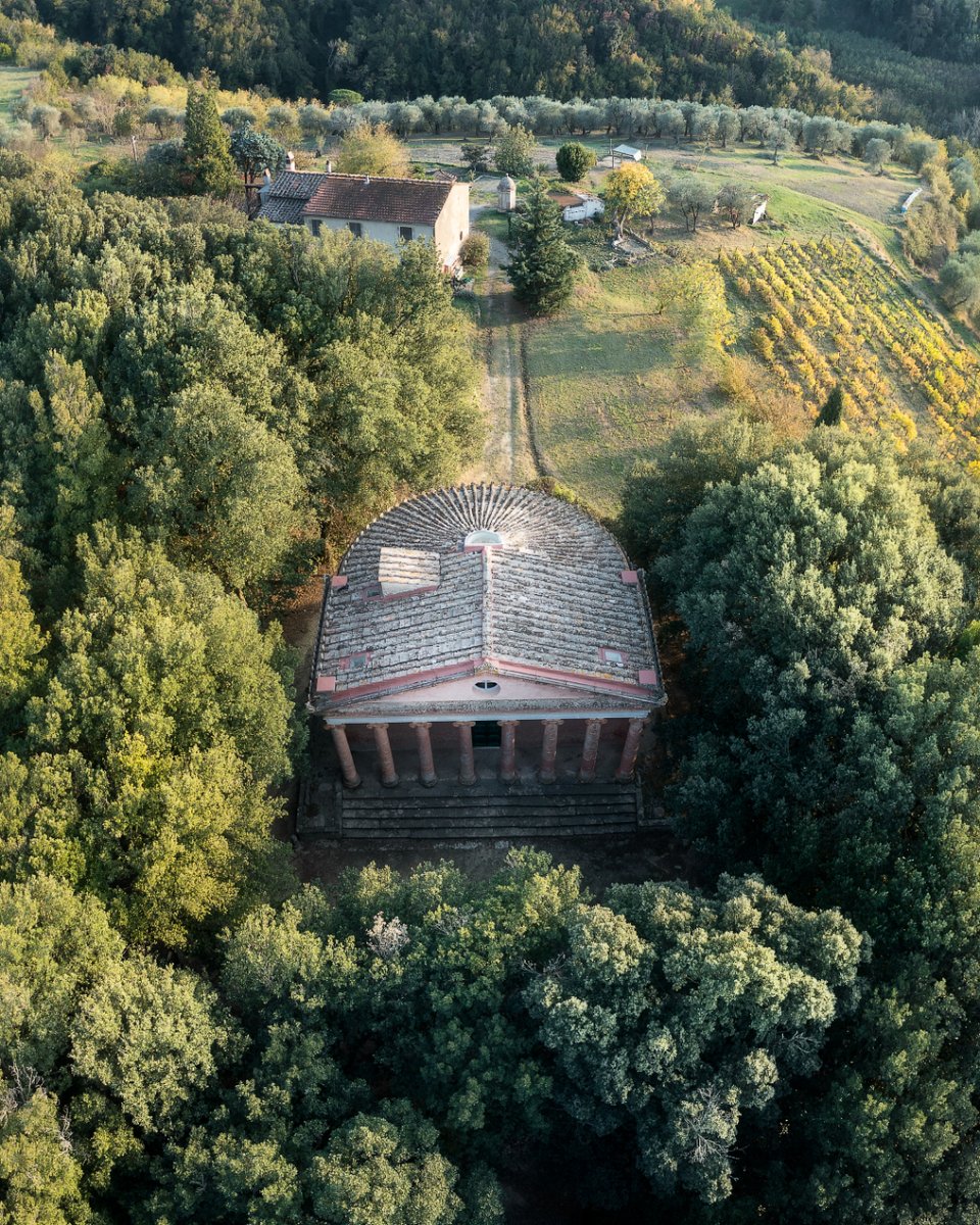 Uno dei luoghi più misteriosi delle <a href="/TerrediPisa/">Terre di Pisa</a> si trova a #Palaia, a #Montefoscoli. Qui, in un piccolo bosco, troviamo il Tempio di Minerva Medica a cui sono legate molte leggende, come la nascita del romanzo Frankenstein di Mary Shelley.
bit.ly/Minerva-Medica
📸 <a href="/gugiamba/">Guglielmo Giambartolomei</a>