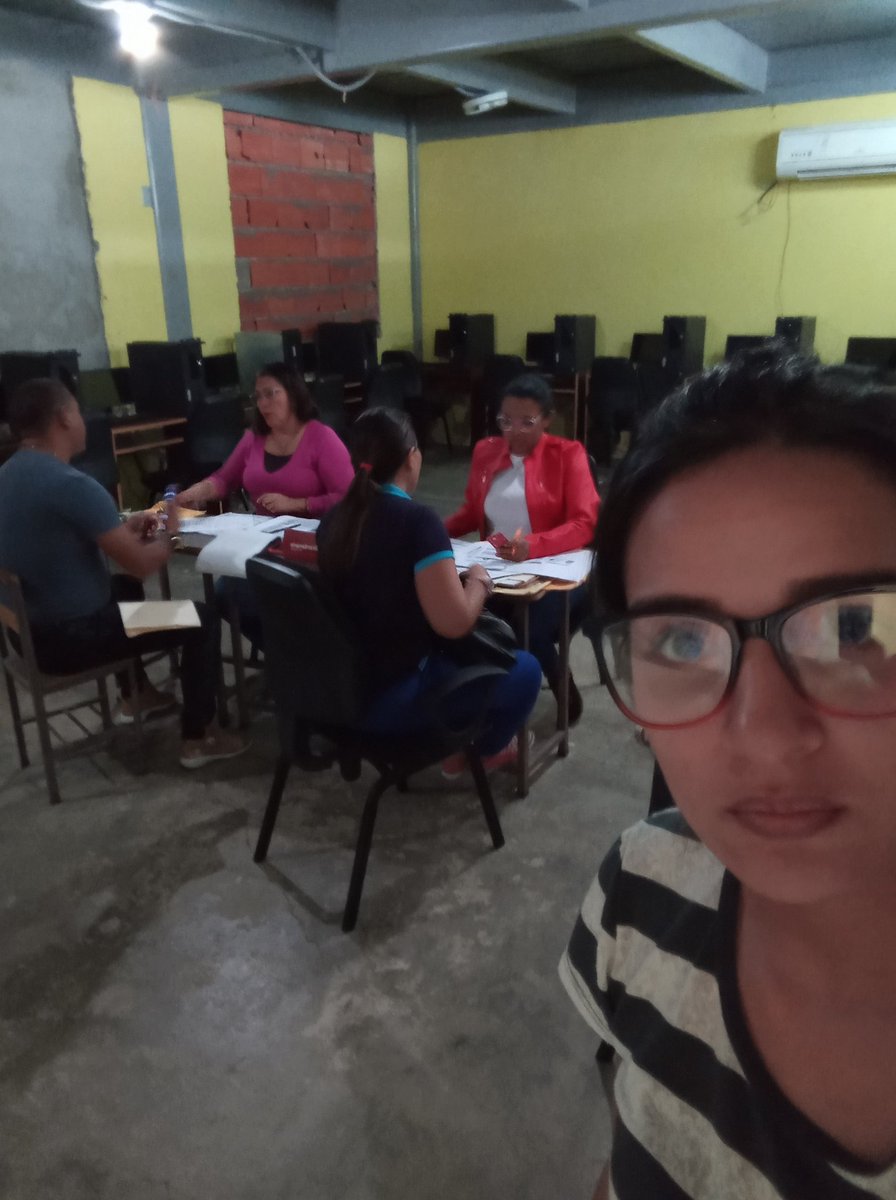 IngMariaTCuenca's tweet photo. #16DeMayo Culminación de Jornada "El Banco va a tu escuela" haciendo entrega de tarjetas a nómina UENLB ELIGIO MALUENGA #ApoyoFundabit #SomosFundabit
#1x10ContactoConElPueblo
@NaslyNd @Fundabit_ @fundabitguaric2 @_LaAvanzadora @EliasEducacion @ZEGuarico @leivi24 @IngMariaTCuenca https://t.co/hYhqFNGbL8