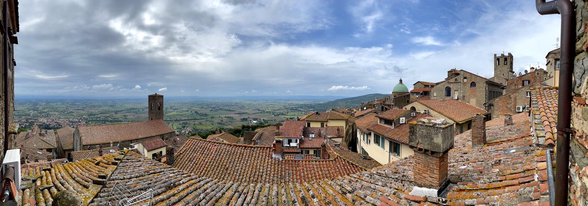 TravelLiveCC's tweet photo. Glocken läuten, Schwalben segeln, eine in ihrer Ruhe gestörte Dohle schimpft – und meine Gedanken schweben von der Dächerlandschaft hinauf in den Himmel über Cortona … #CortonaLive https://t.co/YD7dFVTdkt