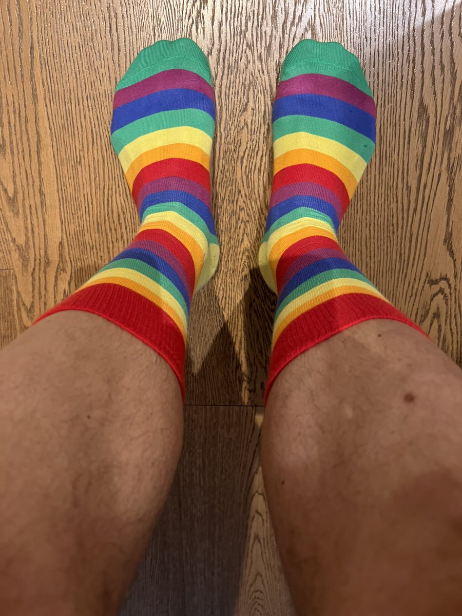Somewhere over The rainbow #friday #venerdì #tgif #rainbow #socks #happysocks #feet