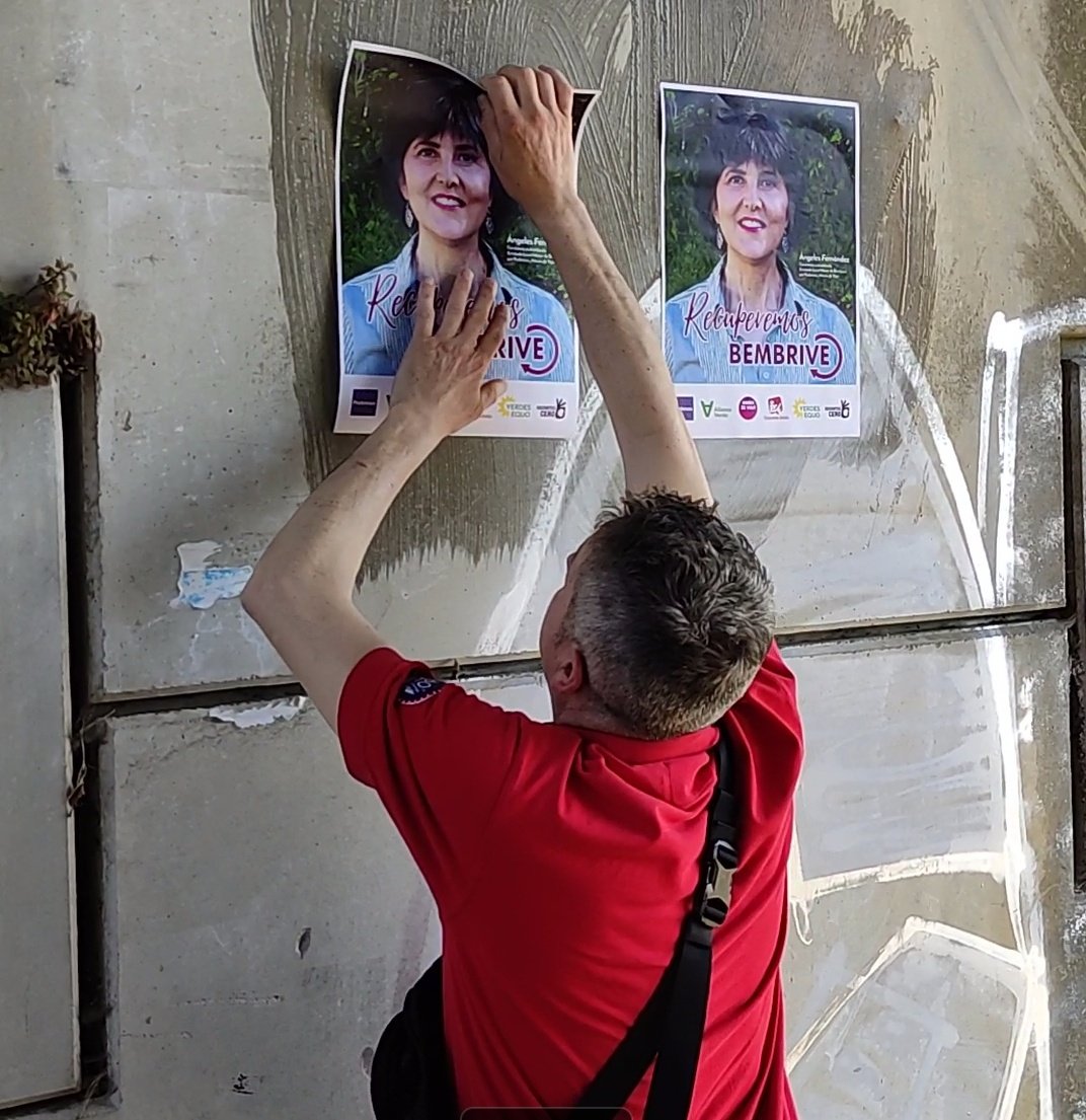 Seguimos coa pegada de carteis.
Gracias familia e amigos pola vosa axuda.