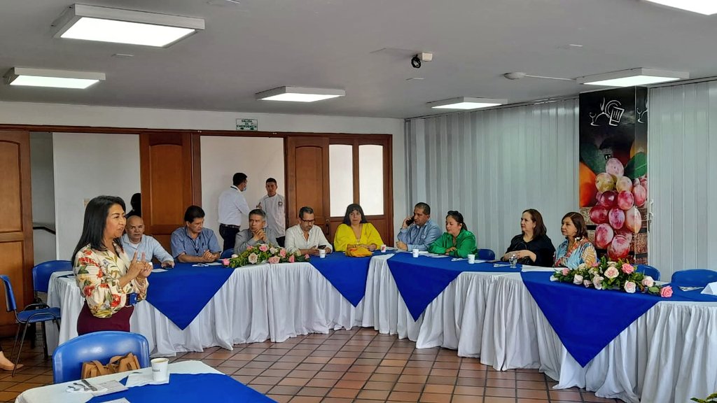 comfacauca's tweet photo. Desde el salón de etiqueta y protocolo de #Unicomfacauca, 12 directores y representantes de Cajas de Compensación participan de una exposición de platos típicos de la región Pacífico caucana, preparada por los chef, estudiantes y docentes del programa de Gastronomía. https://t.co/A1ufM6XHH3
