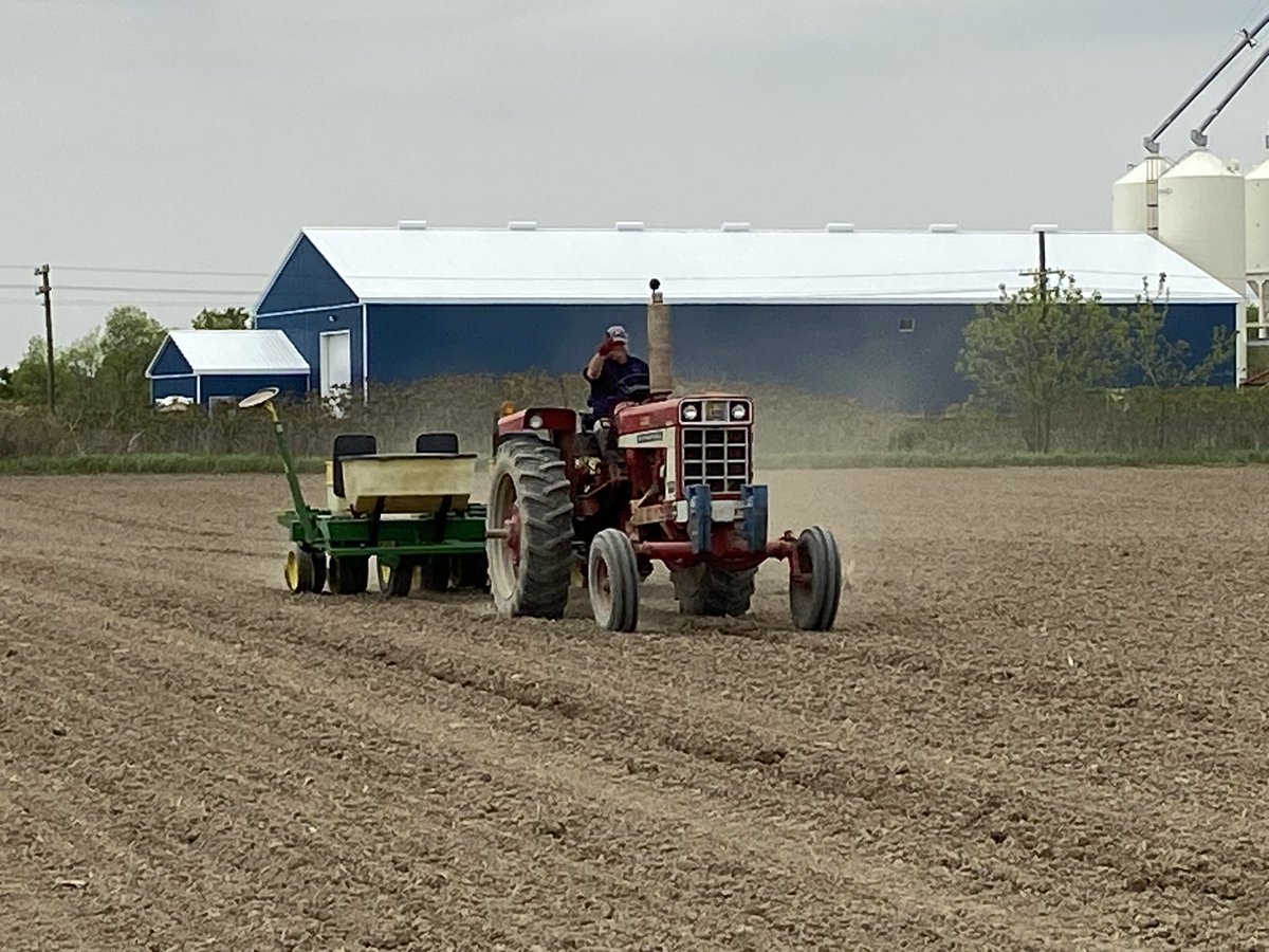 It’s a beautiful afternoon to be planting  the @SWAgromart site in Arkwood with @JasonV_SWAG #PRIDEinMyField