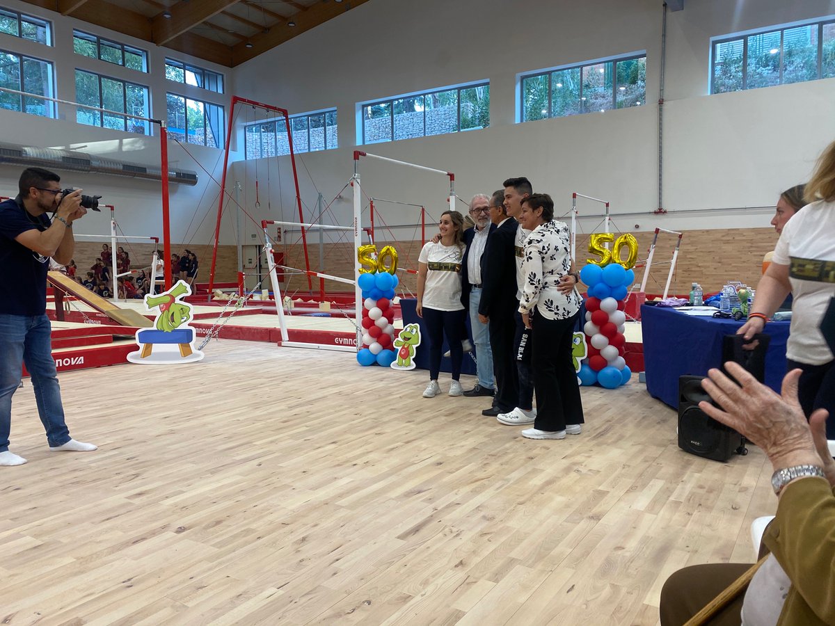 Hoy era el 50 aniversario del <a href="/CGSanBlas/">C.G.San Blas</a>, y les he acompañado. Su labor es magnífica, por él han pasado gimnastas como J. Carballo o Diana Plaza. Ya entrenan en el nuevo gimnasio del CDM San Blas gracias al trabajo de <a href="/JMD_SanBlas/">Distrito de San Blas-Canillejas</a> Área de Obras <a href="/palomagromero/">Paloma García Romero</a> y Deportes <a href="/MADRID/">Ayuntamiento Madrid</a>
