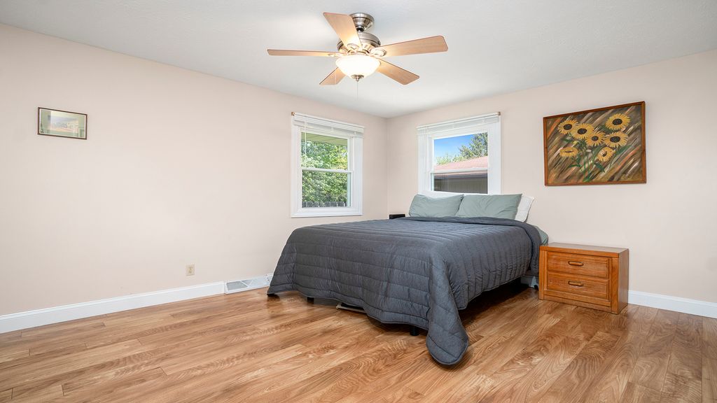 SoldOnToni's tweet photo. 5736 La Cresta Drive, #Rockford IL, 61114

Marvelous ranch for sale! 3 Bed / 2 Bath on the market for $220,000. Visit the link to see all the photos or schedule a showing!

https://t.co/vC02FbYIzB

#SoldOnToni #RockfordIL #Illinois https://t.co/0SkRUaHao0