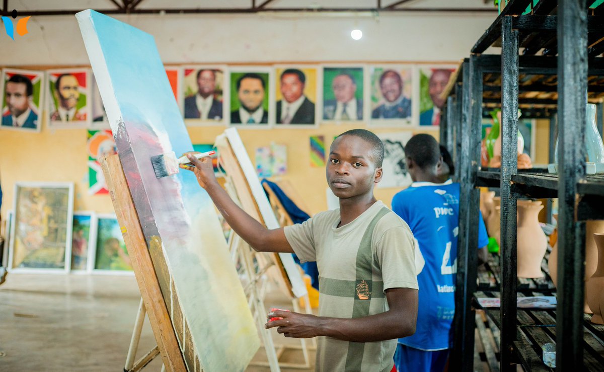 MagazineJimbere's tweet image. 9️⃣ Nishimwe Guillain (Gui Man Art Burundi) de @Gitega, 20 ans, élève en seconde artistique à l’#ETSA

✍🏾 C'est sa première compétition. Il ambitionne être un grand artiste national avant de s'exporter à l'étranger

🖊🎨 Outils préférés: peinture à huile et crayon de couleur au