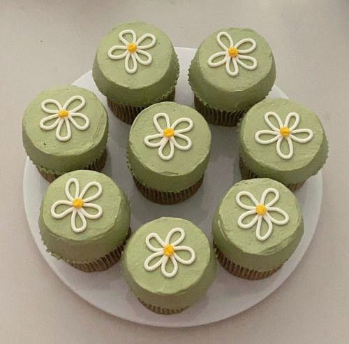 Anna_crosss's tweet photo. matcha cupcakes https://t.co/DqHjL2fFum