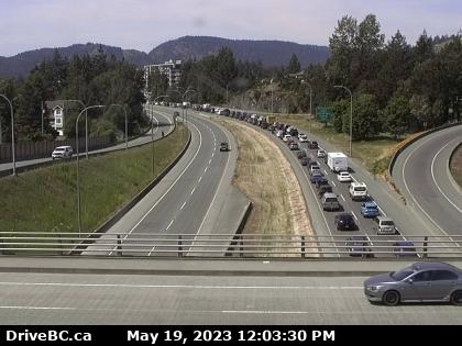 Traffic is crawling over the Malahat. This is the view of the Trans-Canada Highway from the Millstream overpass in Langford. 
#yyj #yyjtraffic