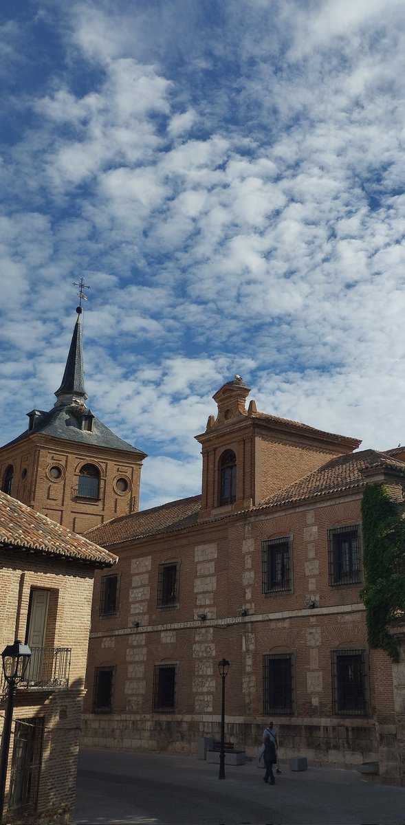 Buenas noches, Alcalá de Henares conforma uno de los más bellos paisajes barrocos de España... #experiencias de Alcalá de Henares  #AlcaláEnamora #DéjateLlevarAlcalá #turismocultural 🏛️ 🙋#visitasguiadas 👉 @AlcalaTurismoY_ #España 📸 #Spain