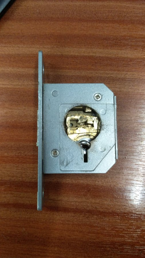 LondonLocksmith's tweet photo. Has this been opened with a cannonball?  This picture shows a #cowboy opening, definitely NOT by #Metrolocks. https://t.co/GXy7Hcdfwq