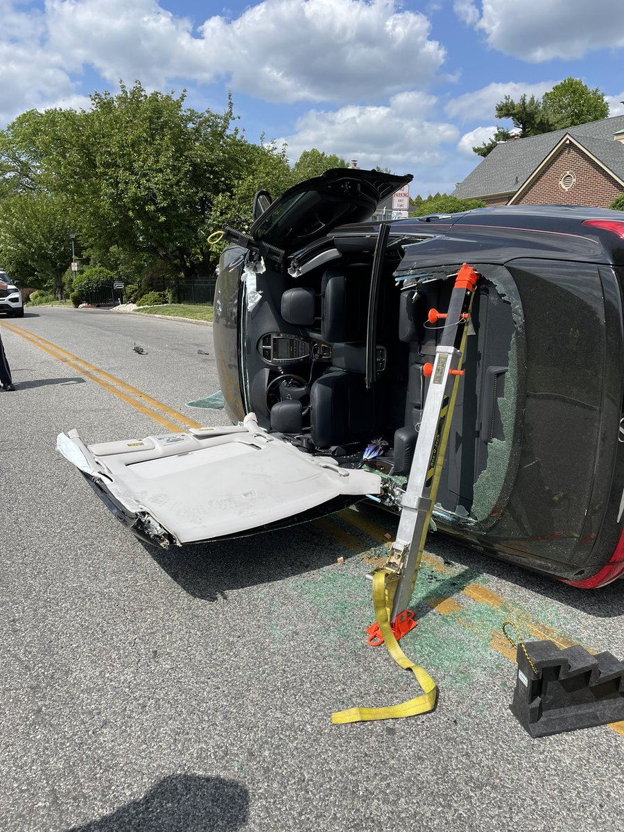 PennWynneFire's tweet photo. Rescue 21 is returning from our 2nd vehicle rescue in 24 hrs. Rescues 21/22 working together to flap a roof and extricate the driver. #Teamwork #LMFD #Rescue https://t.co/Yym9AeF6jQ