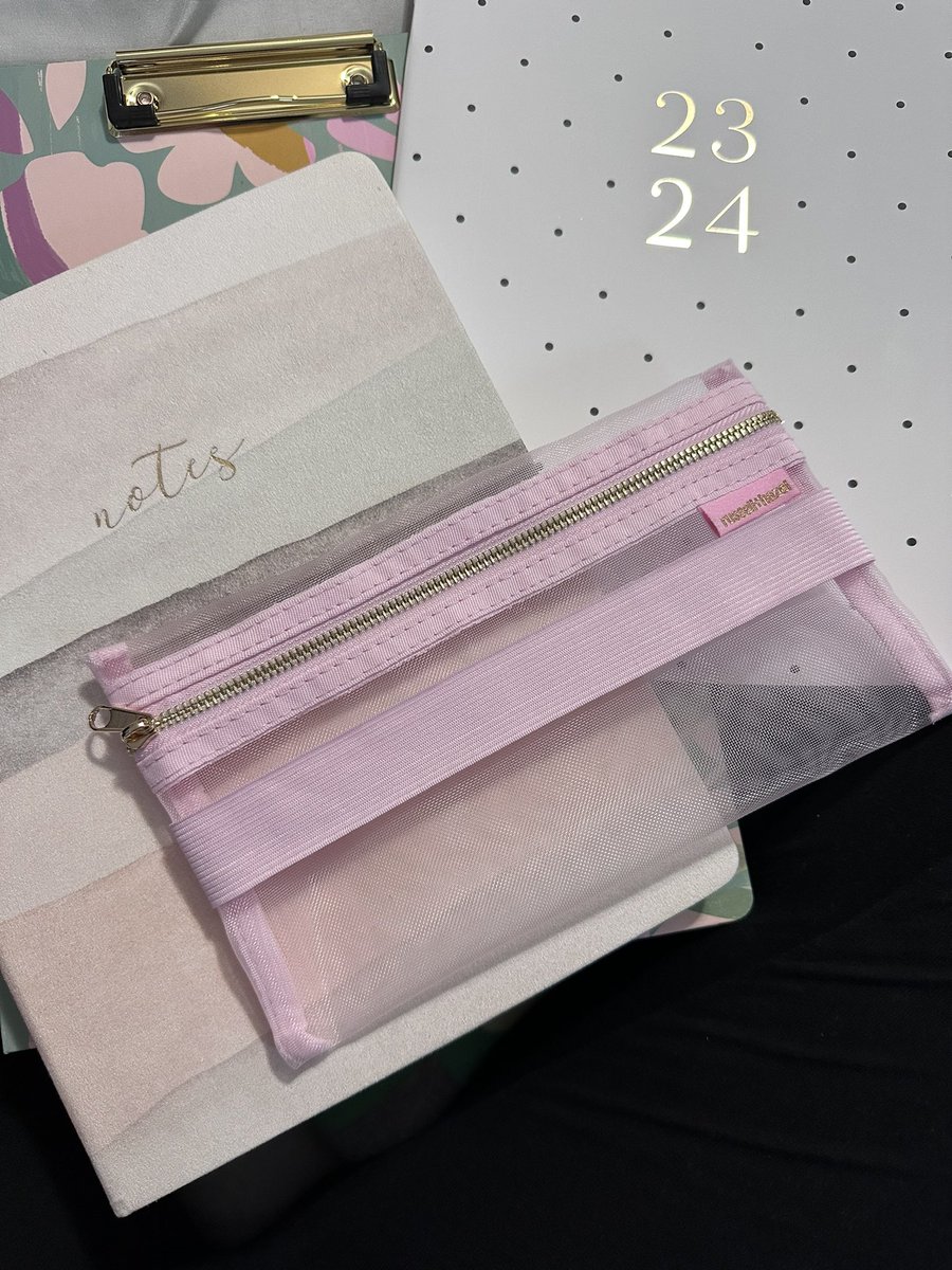 lyndseybrown89's tweet photo. New office supplies are my happy place..anyone else?! 

#newnotebook #funpens #happyplace https://t.co/CWG3QB5zfr