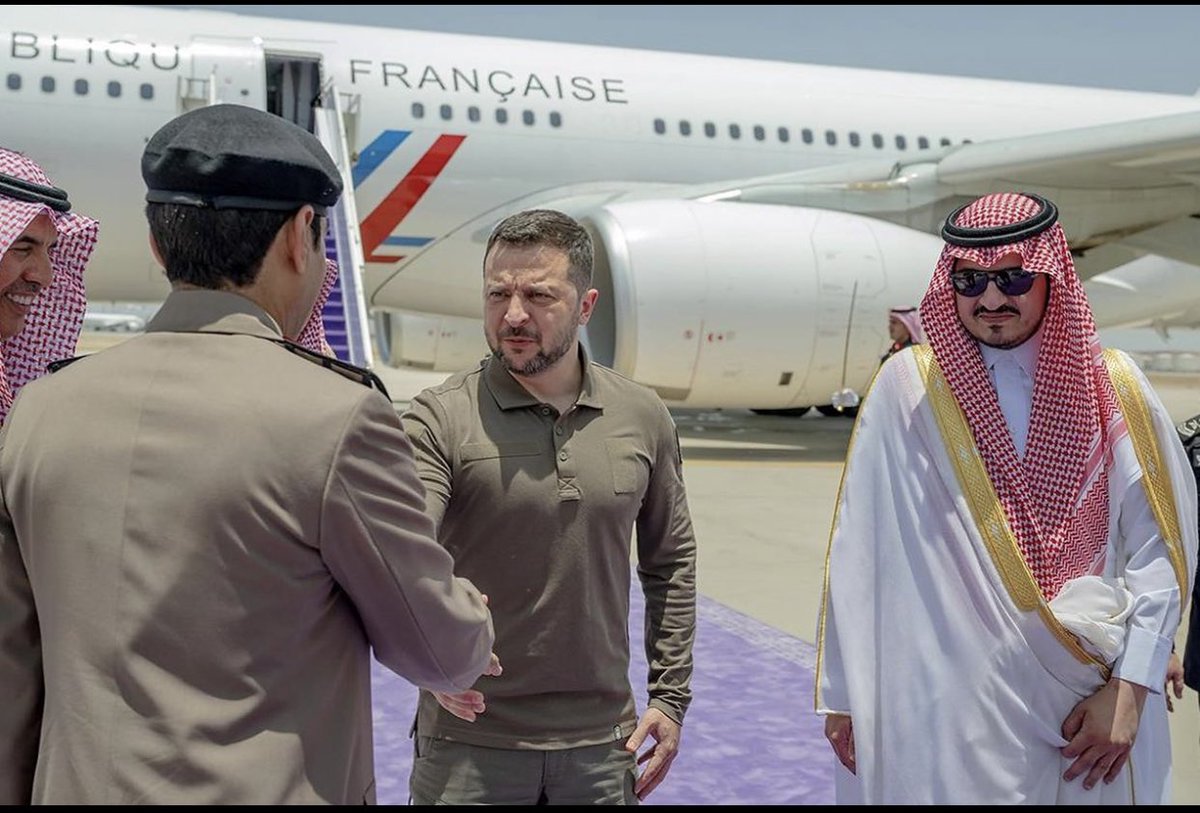Donc le président ukrainien est invité au sommet de la ligue arabe et voyage dans un avion prêter par la France tout sa dans le plus grand des calme… 😂 😂 #ZelinskyCircus