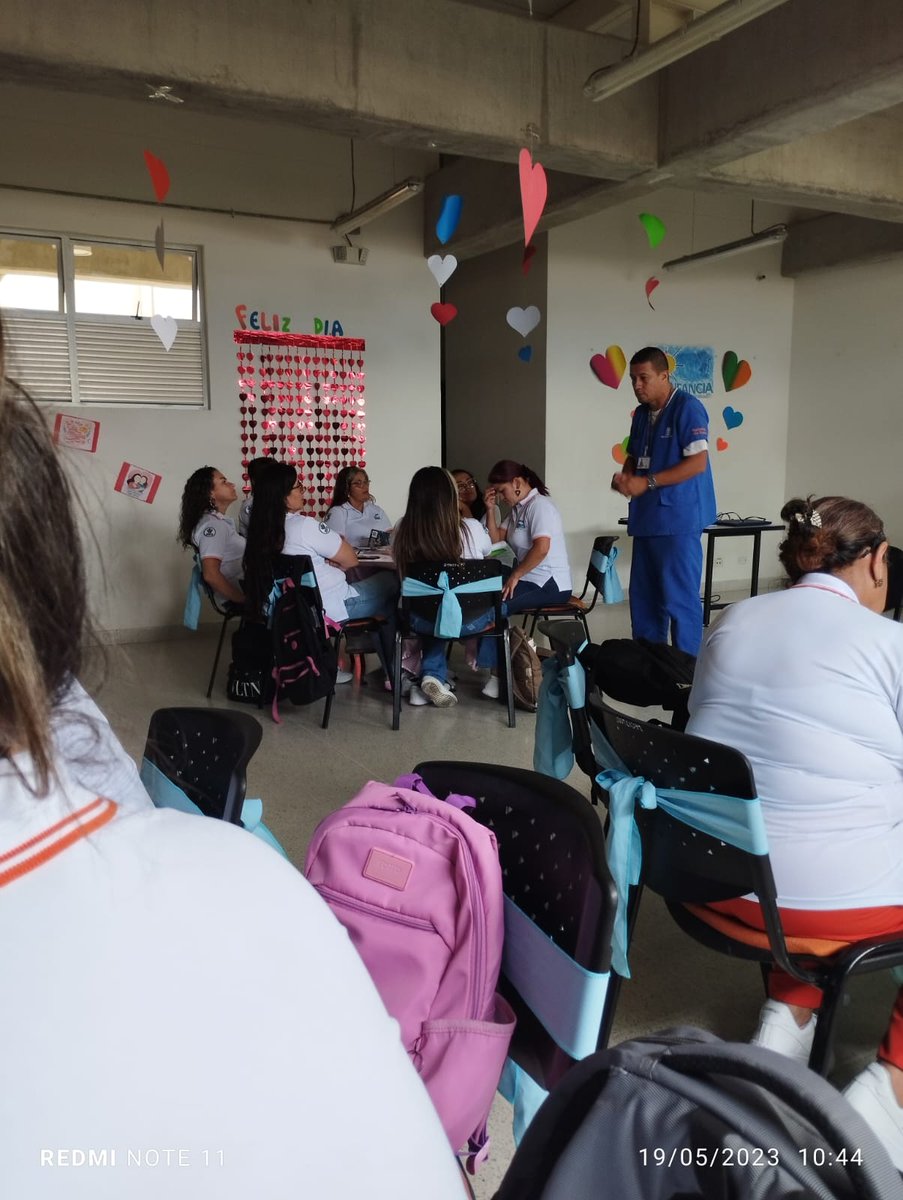 nestorpsico's tweet image. @judystella3 @StephanyPresto4 @MilenaLoperaC @Metrosalud #MMCS La fuerza azúl 💙💙💙con las madres Fami de ASUINFANCIA, educando en pautas de crianza humanizada y el rol del niño en el hogar. Medellín me cuida salud. Comuna 80