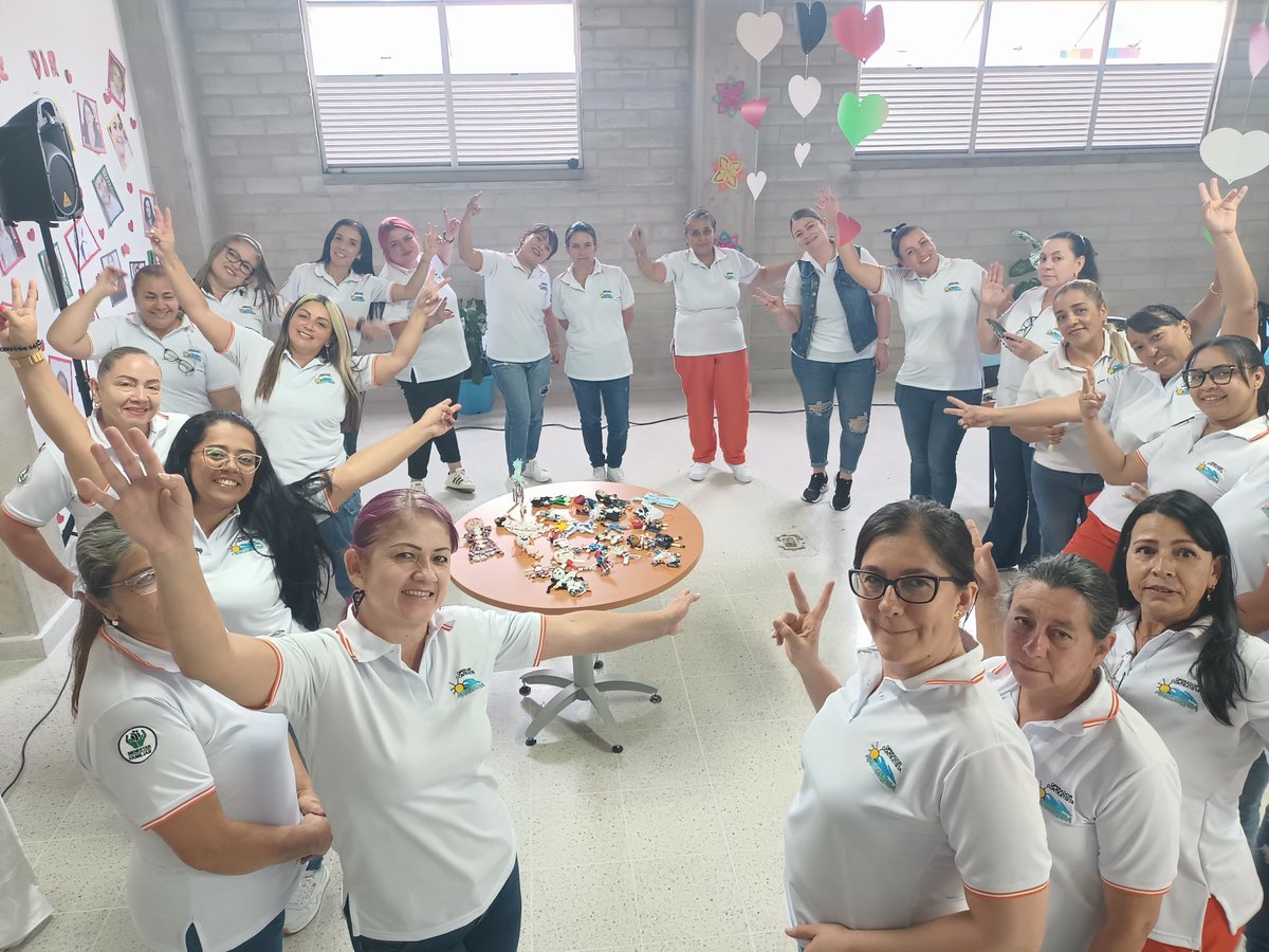 nestorpsico's tweet image. @judystella3 @StephanyPresto4 @MilenaLoperaC @Metrosalud #MMCS La fuerza azúl 💙💙💙con las madres Fami de ASUINFANCIA, educando en pautas de crianza humanizada y el rol del niño en el hogar. Medellín me cuida salud. Comuna 80