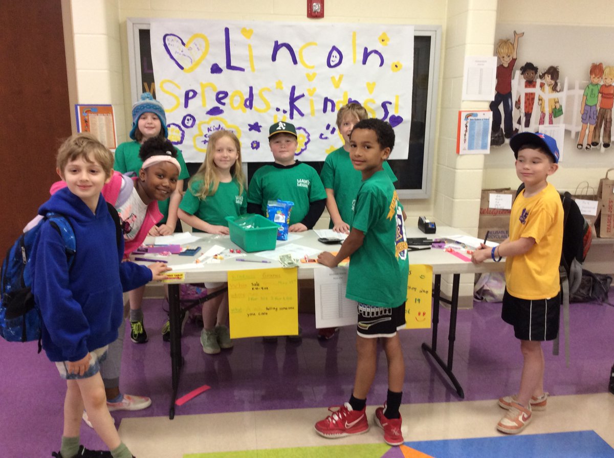 LkwdService's tweet photo. Kindness Grams Sale Today! Lincoln students spread kindness by sending a note telling someone they care! @LkwdLincoln https://t.co/3FXAzvm9pL