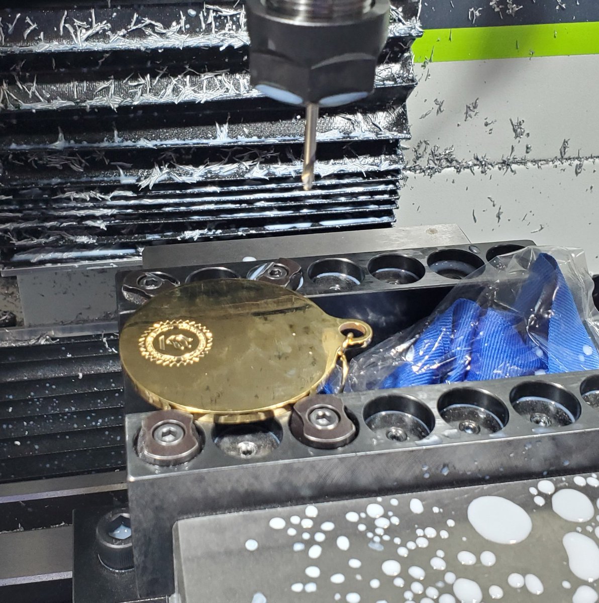 Using our new @tormach CNC to engrave medallions for our national honor society officers.
#tormach @thstrinitypride @TrinityAreaSD @TRINITY_MLUCAS @DonSnoke