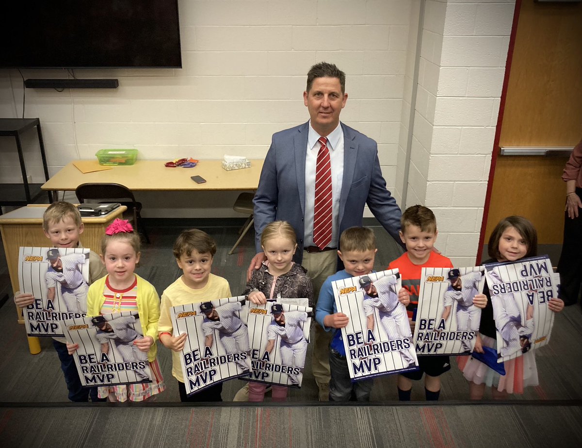 Quarter 3 Kindergarten Awards

MEC Quarter 3 Student of the Marking Period, Effort and MVP Class Student awards.  Congratulations to all!