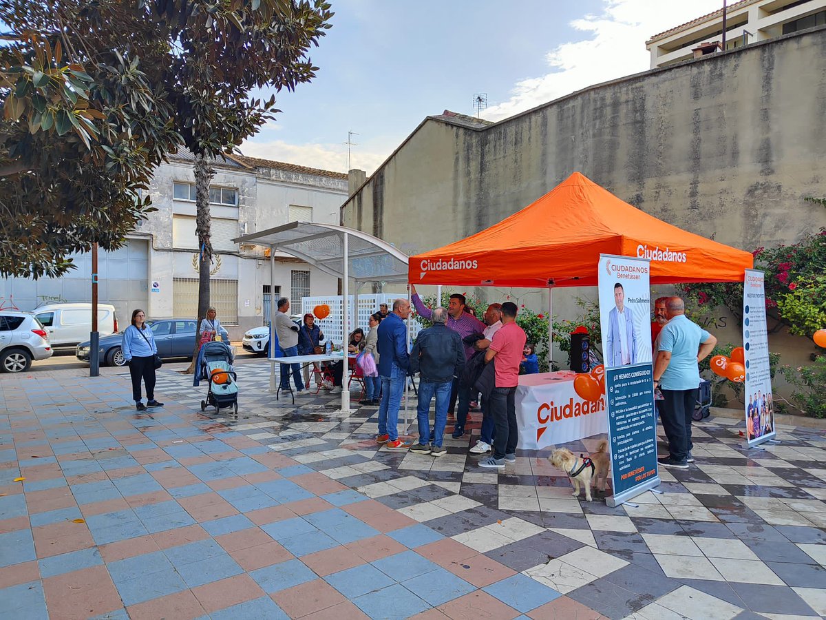 🧡 CARPA INFORMATIVA 🧡 
Esta tarde hemos estado en la Plaza de la Chapa en una carpa informativa , a pie de calle y hablando con los vecinos y exponiendo nuestro programa .
#PorBenetusser