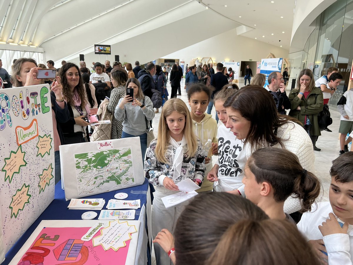 juanffv's tweet photo. Hoy la Concejala de Educación del @aytoviedo @LourdesGL85 interesándose por los proyecto del @CpGermanfe en el #genyus #day con @GenyusSchool LAS RUTAS DE LA AMISTAD https://t.co/XKx1tfhBom