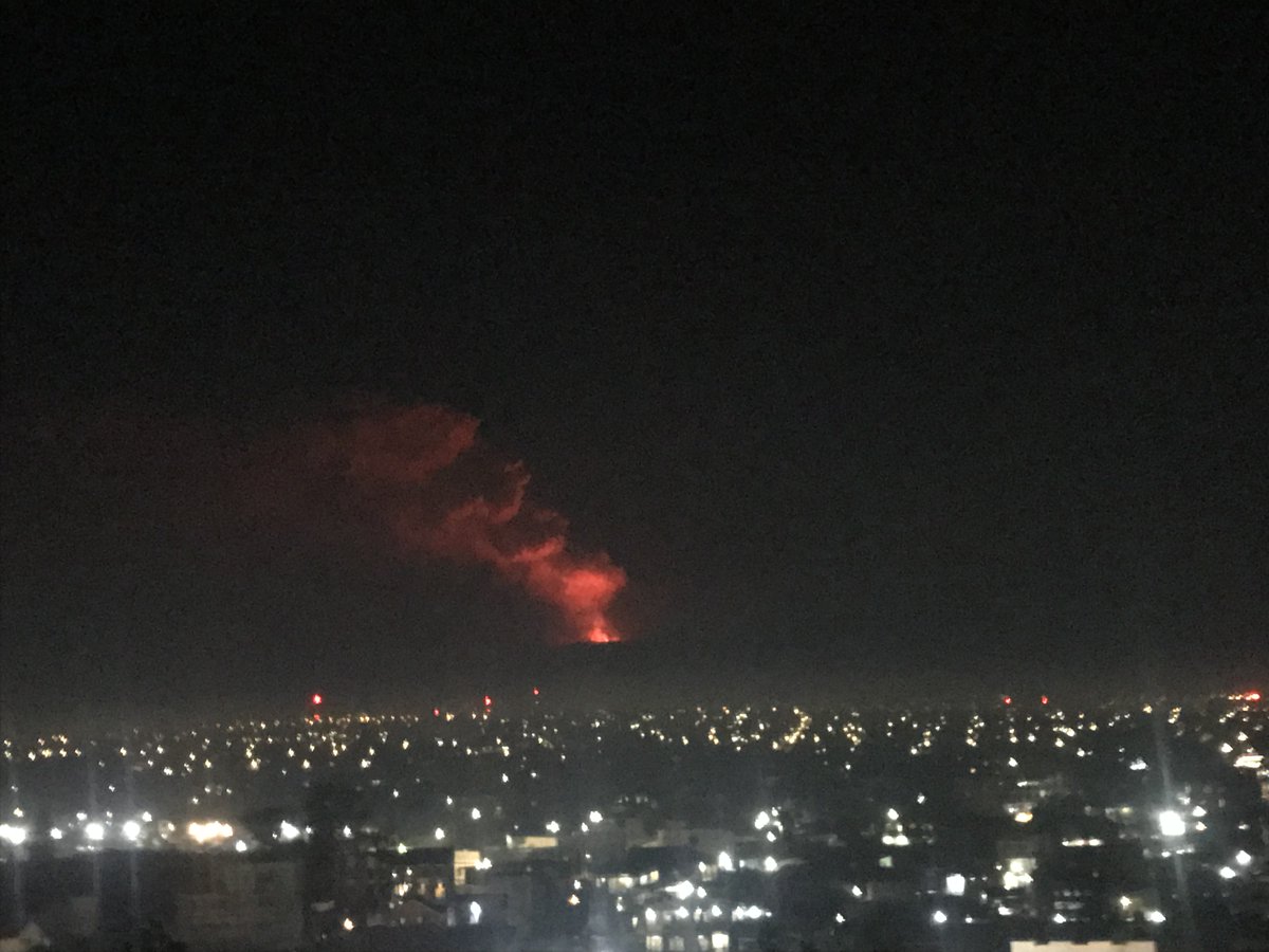 From Goma city, an intense glow is observed this evening of May 19, 2023 at the summit of #Nyamulagira volcano, linked to the ongoing  eruption inside the volcano's caldera.