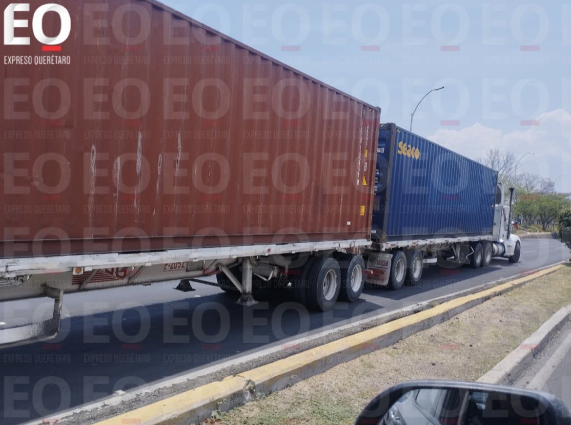 malvarezvargas's tweet photo. Una vez más y sin importarles un tráiler 🚛 transitando sobre los carriles centrales de Blvd. Bernardo Quintana, causando caos vial en la zona, #Querétaro, #Tráfico https://t.co/wMubqC05tt