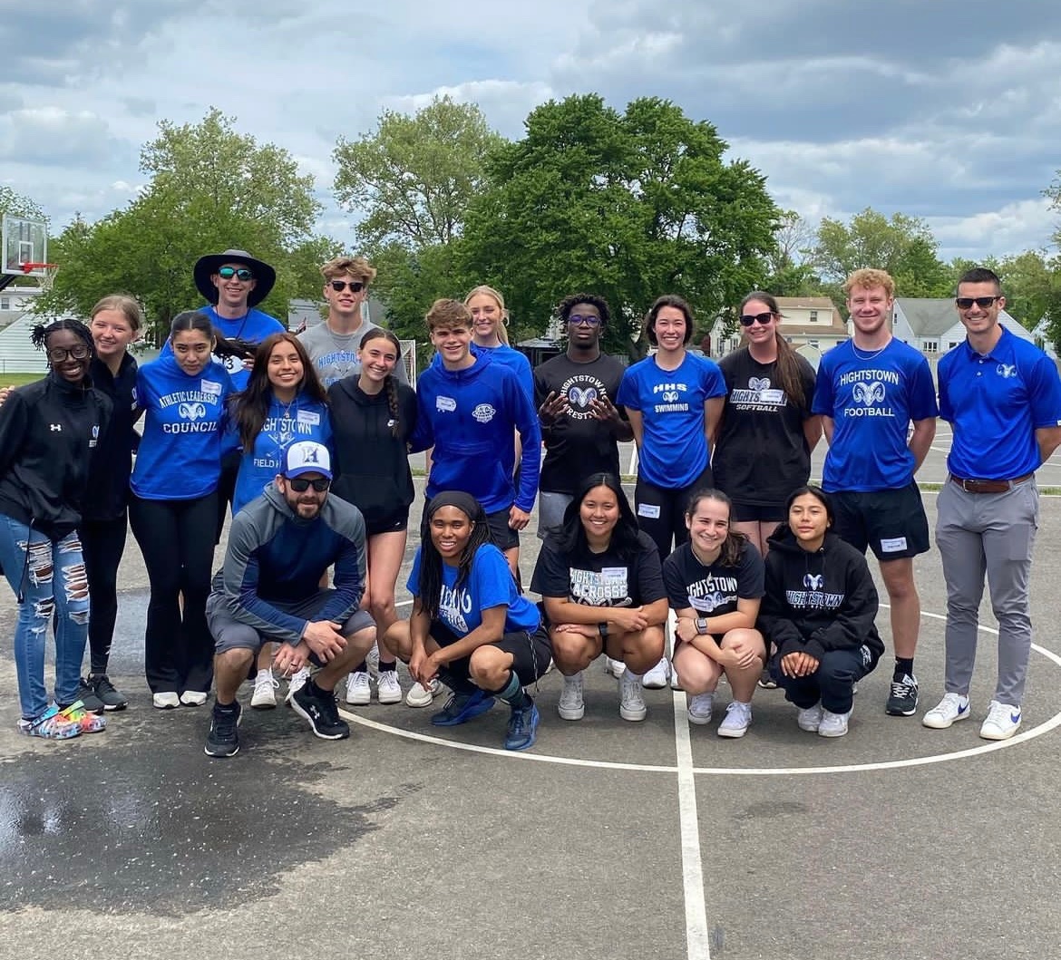 ReinhardtGNR's tweet photo. Thanks to Mr. Zapicchi for continuing the tradition of student volunteers from the HHS ALC. These role models were great and helped field day run smoothly! https://t.co/XcXjBg1xmN