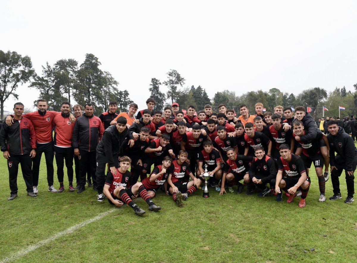 Newells's tweet photo. 𝑳𝒐𝒔 𝒑𝒊𝒃𝒆𝒔, 𝒄𝒂𝒎𝒑𝒆𝒐𝒏𝒆𝒔 💪🏼

Tras imponerse en la final ante la selección de Panamá, la sub 17 de #Newells se quedó con el torneo Canteras de América.

¡Felicitaciones, leprosos! ❤️🖤 https://t.co/rW4Yp7gB5i