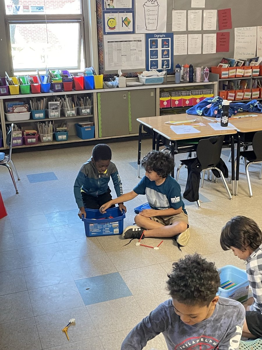 thomas_lucased's tweet photo. @drchrisgoldberg came in a while ago to prompt his book and do some stem lessons with my students! https://t.co/bf50y8jJaN