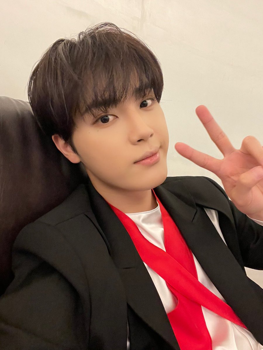 WE_THE_BOYZ's tweet photo. [주학년] 조심히가고 낼 또 봐🖤 https://t.co/2RO1Ij3XBw