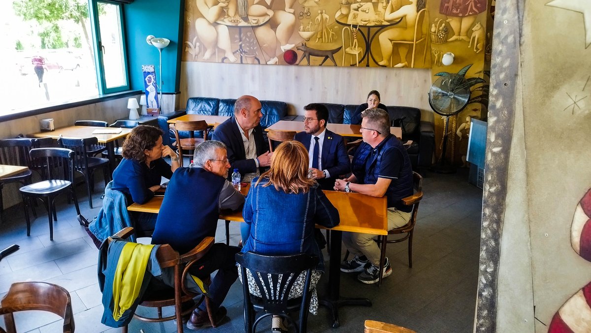 ercbalaguer's tweet photo. ✅El president Aragonès ha visitat aquest migdia la ciutat de Balaguer i s’ha reunit amb diversos representants de les associacions de comerciants balaguerines.
https://t.co/uIPqcIfXlX
#MésBalaguer #Ampliem #Polígon #Campllong #Balaguer https://t.co/eMcUHco9Jq