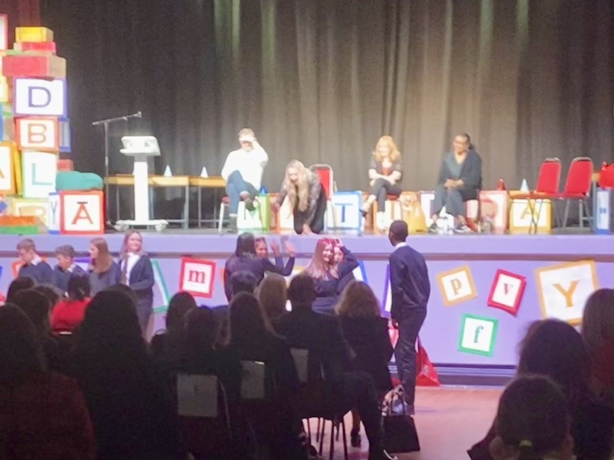 Pupils from <a href="/mswhitehead_/">Ms Whitehead</a>’s S2 class attended the #RedBookAwards2023 this morning. They were delighted to win the prize for the best book trailer and get high fives from winning author <a href="/CynthiaMurphyYA/">Cynthia Murphy: YA author (NOT HERE on Inst@ & TT)</a>  🤩 #RedAwards17 <a href="/GHSLibrGHSLibr/">GrangemouthHSLibrary & cluster 🇰🇪🏴󠁧󠁢󠁳󠁣󠁴󠁿</a>