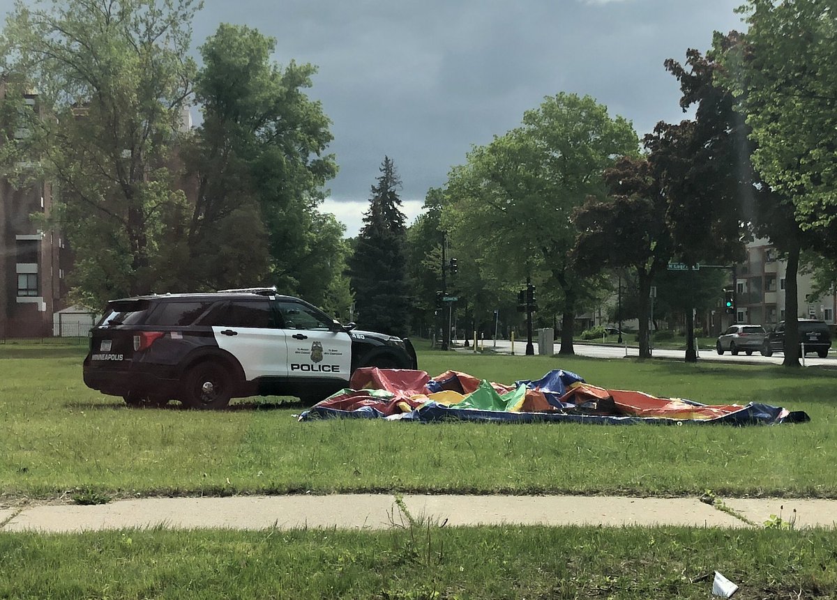 Cant tell if this empty squad car is on duty guarding this sad looking bouncy castle or if this is the aftermath of a collision and rapid deflation. Either way it’s clear that operation endeavor is working.